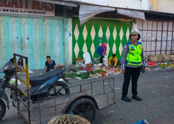 Sat Lantas Polres Pematangsiantar memberikan himbauan dan edukasi kepada Pedagang Pasar Tumpah, di sepanjang Badan Jalan Iman Bonjol Pematangsiantar, pada Senin (30/6/2025) pagi.