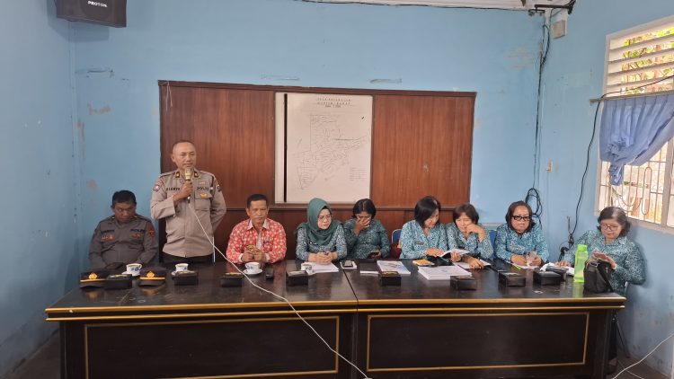 Sat Binmas Polres Pematangsiantar melaksanakan patroli rutin, sambang kamtibmas, di Kantor Camat Siantar Barat, Jln. Bangau Pematangsiantar, pada Kamis (24/7/2025) pagi.