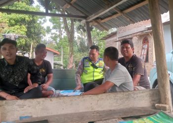 Kasat Lantas Polres Pematangsianțar melaksanakan tatap muka dalam rangka Operasi Patuh Toba Tahun 2025 kepada supir angkutan umum.