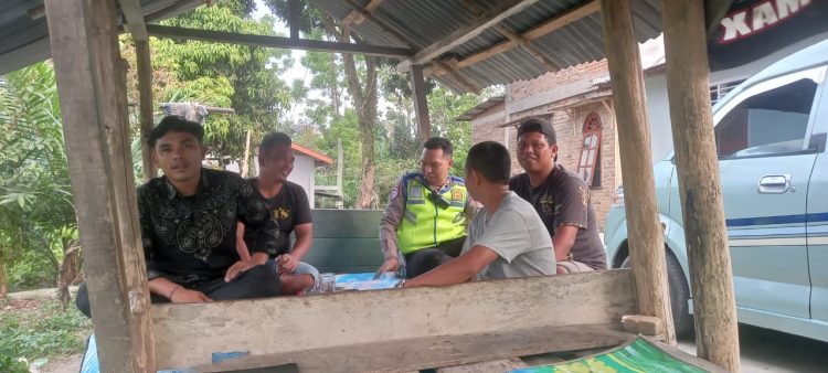 Kasat Lantas Polres Pematangsianțar melaksanakan tatap muka dalam rangka Operasi Patuh Toba Tahun 2025 kepada supir angkutan umum.
