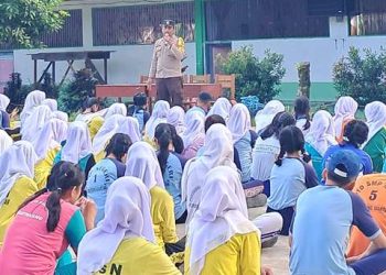 Polsek Siantar Martoba melalui Bhabinkamtibmas Kelurahan Tanjung Tongah, BRIPKA Dedy Silalahi, hadir menjadi narasumber dalam kegiatan Masa Pengenalan Lingkungan Sekolah (MPLS), di Sekolah SMA Negeri 5, Jl. Medan Km 6,5 Pematangsiantar, pada Jumat (11/7/2025) pagi.