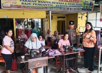 Bhabinkamtibmas Kelurahan Kahean, AIPDA H.E. Pane, melaksanakan sambang di Lembaga Kasih Tempat Pelihan Menjahit oleh Anggota Pokmas Kasih Kahean yang terletak di Jalan TB. Simatupang Pematangsiantar, pada Selasa (29/7/2025) pagi.