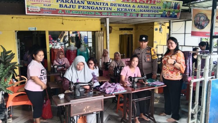 Bhabinkamtibmas Kelurahan Kahean, AIPDA H.E. Pane, melaksanakan sambang di Lembaga Kasih Tempat Pelihan Menjahit oleh Anggota Pokmas Kasih Kahean yang terletak di Jalan TB. Simatupang Pematangsiantar, pada Selasa (29/7/2025) pagi.