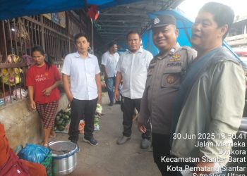 Polsek Siantar Barat melaksanakan patroli jalan kaki, di seputaran Pasar Horas, pada Senin (30/6/2025) siang.