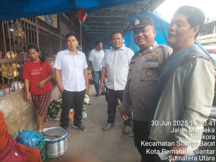 Polsek Siantar Barat melaksanakan patroli jalan kaki, di seputaran Pasar Horas, pada Senin (30/6/2025) siang.