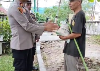 Polsek Siantar Timur membagikan bantuan sosial (Bansos) kepada warga yang membutuhkan atau kurang mampu, di wilayah hukum Polsek Siantar Timur, pada Jumat (25/7/2025) siang.