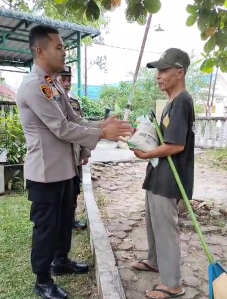 Polsek Siantar Timur membagikan bantuan sosial (Bansos) kepada warga yang membutuhkan atau kurang mampu, di wilayah hukum Polsek Siantar Timur, pada Jumat (25/7/2025) siang.