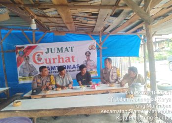Bhabinkamtibmas Kelurahan Nagahuta Timur, AIPTU F. Munthe dan Bhabinkamtibmas Kelurahan Pematang Marihat, Aipda Erik Marbun, melaksanakan Jumat Curhat Kamtibmas, di Jalan Manunggal Karya Pematangsiantar, tepatnya di Warung Kopi Bapak Marpaung, pada Jumat (4/7/2025) pagi.