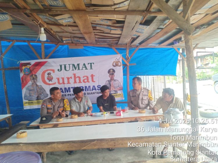 Bhabinkamtibmas Kelurahan Nagahuta Timur, AIPTU F. Munthe dan Bhabinkamtibmas Kelurahan Pematang Marihat, Aipda Erik Marbun, melaksanakan Jumat Curhat Kamtibmas, di Jalan Manunggal Karya Pematangsiantar, tepatnya di Warung Kopi Bapak Marpaung, pada Jumat (4/7/2025) pagi.