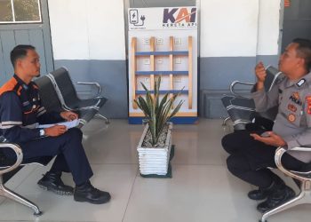 Sat Binmas Polres Pematangsiantar melaksanakan kegiatan sambang, di Stasiun Kereta Api Kota Pematangsiantar, pada Kamis (10/7/2025) siang.