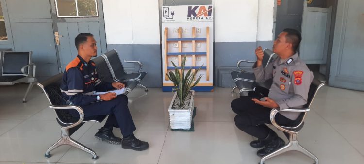 Sat Binmas Polres Pematangsiantar melaksanakan kegiatan sambang, di Stasiun Kereta Api Kota Pematangsiantar, pada Kamis (10/7/2025) siang.