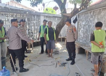 Sat Binmas Polres Pematangsiantar melaksanakan sambang kamtibmas kepada masyarakat tukang bangunan, di jalan Kartini Bawah Pematangsiantar, pada Senin (28/7/2025) siang.