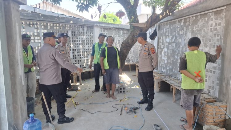 Sat Binmas Polres Pematangsiantar melaksanakan sambang kamtibmas kepada masyarakat tukang bangunan, di jalan Kartini Bawah Pematangsiantar, pada Senin (28/7/2025) siang.