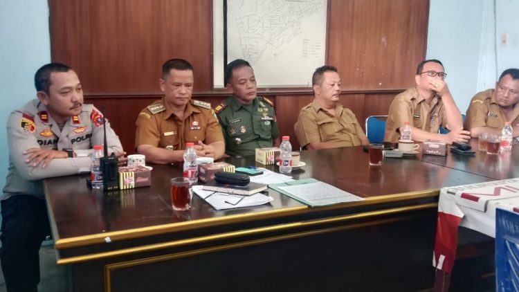 Kapolsek Siantar Barat, IPTU Dian Putra S.Sos.I, MH, mengikuti rapat koordinasi bersama  Forum Koordinasi Pimpinan Kecamatan (Forkopimca) Siantar Barat, pada Senin (7/7/2025) pagi.