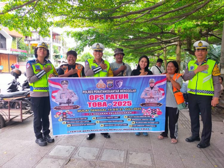 Sat Lantas Polres Pematangsiantar melaksanakan sosialisasi kepada juru parkir (Jukir) dan pengemudi kendaraan baik R2, R3 dan R4 parkir berlapis, di depan Lapangan Merdeka Pematangsiantar, pada Senin (21/7/2025) pagi.