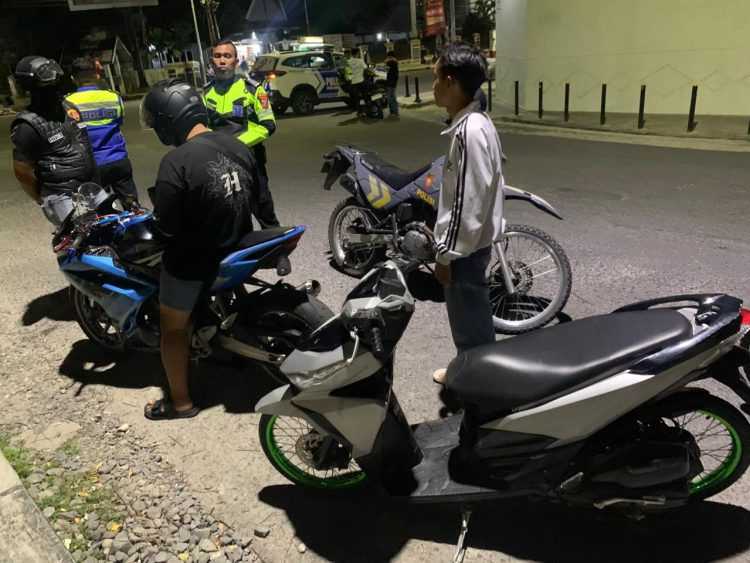 Polres Pematangsiantar melaksanakan Kegiatan Rutin Yang Ditingkatkan (KRYD) hingga subuh.