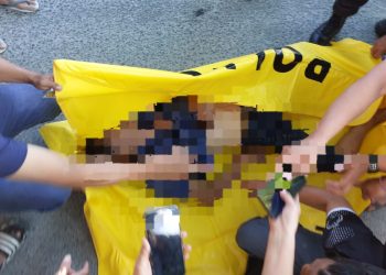 Polseķ Sianțar Timur melakukan pengecekan Tempat Kejadian Perkara (TKP) temuan mayat di trotoar, depan SPBU, Kelurahan Siopat Suhu, Kecamatan Siantar Timur, Kota Pematangsianțar, Jumat (18/7/2025) pagi.