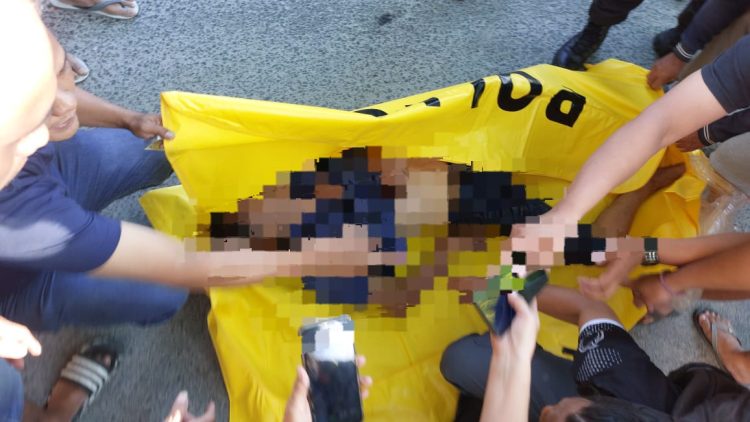 Polseķ Sianțar Timur melakukan pengecekan Tempat Kejadian Perkara (TKP) temuan mayat di trotoar, depan SPBU, Kelurahan Siopat Suhu, Kecamatan Siantar Timur, Kota Pematangsianțar, Jumat (18/7/2025) pagi.