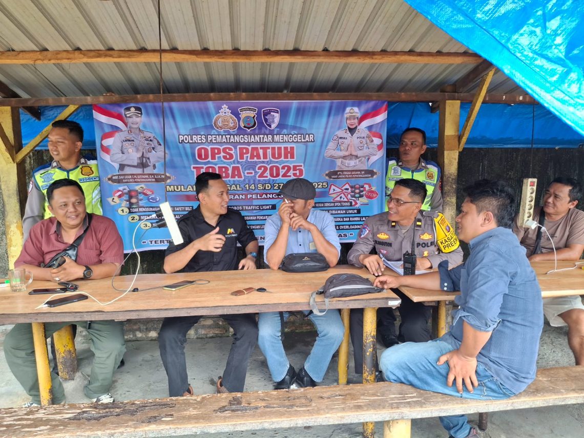 Sat Lantas Polres Pematangsiantar sosialisasi Operasi Patuh Toba Tahun 2025 kepada masyarakat, di Jalan Sangnaualuh Pematangsiantar, tepatnya di Warung Kopi Putra Langkat, pada Senin (14/7/2025) siang.