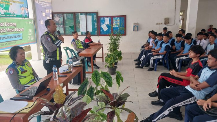 Sat Lantas Polres Pematangsiantar melaksanakan Police Go School di SMK Swasta HKBP, pada  Jumat (11/7/2025) pagi.