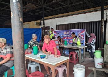 Sat Lantas Polres Pematangsiantar melaksanakan sosialisasi Operasi Patuh Toba Tahun 2025 kepada supir angkutan kota (Angkot).