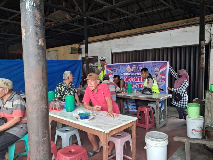 Sat Lantas Polres Pematangsiantar melaksanakan sosialisasi Operasi Patuh Toba Tahun 2025 kepada supir angkutan kota (Angkot).