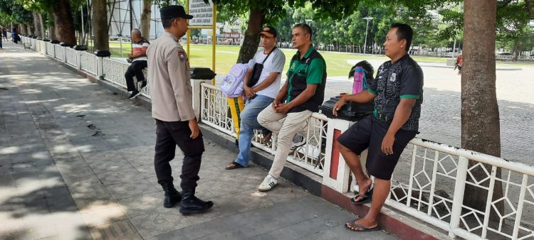 Sat Binmas Polres Pematangsiantar melaksanakan patroli rutin dan sambang kamtibmas, di seputaran Lapangan Haji Adam Malik Pematangsiantar, pada Senin (21/7/2025) pagi.