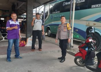 Bhabinkamtibmas Kelurahan Kahean, AIPDA H.E. Pane melaksanakan sambang, di Loket Bus Intra yang terletak di Jalan Sisingamangaraja Pematangsiantar, pada Senin (14/7/2025) pagi.