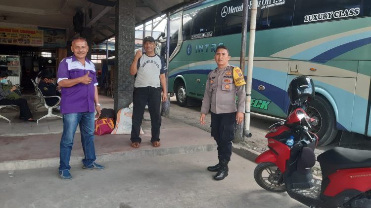 Bhabinkamtibmas Kelurahan Kahean, AIPDA H.E. Pane melaksanakan sambang, di Loket Bus Intra yang terletak di Jalan Sisingamangaraja Pematangsiantar, pada Senin (14/7/2025) pagi.