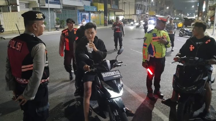 Sat Lantas Polres Pematangsiantar melakukan patroli dan sekaligus penindakan terhadap pelanggaran lalulintas (Lalin), pada malam hari, Selasa (22/7/2025).