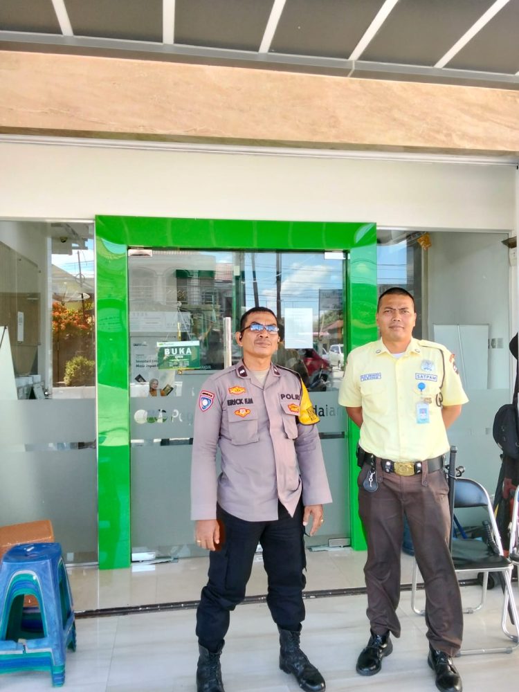 Bhabinkamtibmas Kelurahan Marihat Jaya, melaksanakan sambang ke Kantor Pegadaian UPC Marihat, di Jalan Melanthon Siregar Pematangsiantar, pada Selasa (29/7/2025) siang.