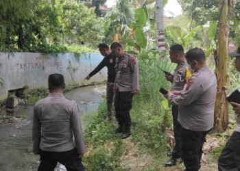 Kapolsek Sianțar Martoba, AKP Restuadi SH, pimpin pengecekan Tempat Kejadian Perkara (TKP) temuan mayat, di Sungai Pancur Lima Pasar Pagi, pada Selasa (22/7/2025) siang.