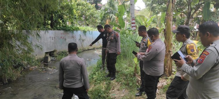 Kapolsek Sianțar Martoba, AKP Restuadi SH, pimpin pengecekan Tempat Kejadian Perkara (TKP) temuan mayat, di Sungai Pancur Lima Pasar Pagi, pada Selasa (22/7/2025) siang.
