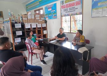 Bhabinkamtibmas Kelurahan Setia Negara, AIPTU Januar Butar-butar, menyelesaikan masalah warga binaannya dengan problem solving, pada Jumat (25/7/2025) siang, sekira pukul 14.45 WIB.