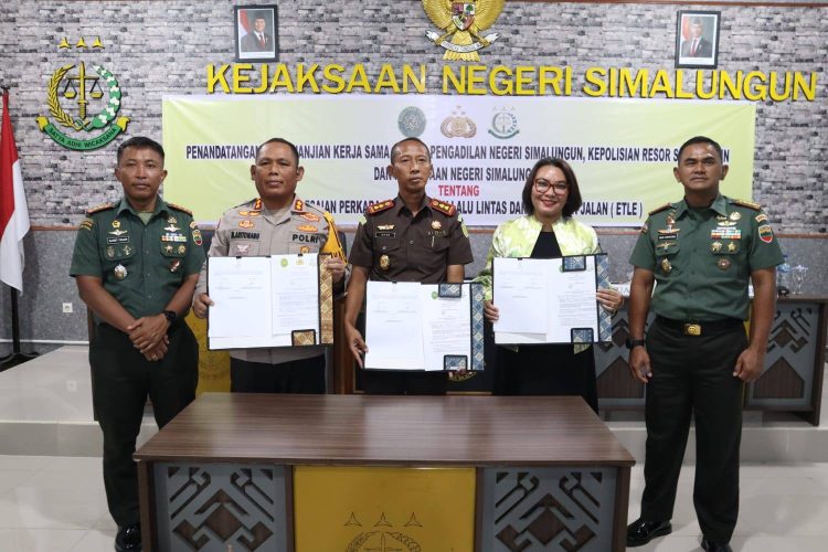 Polres Simalungun menandatangani Memorandum of Understanding (MOU) Electronic Traffic Law Enforcement (ETLE) bersama Pengadilan Negeri Simalungun dan Kejaksaan Negeri Simalungun, pada Rabu (16/7/2025), di Kantor Kejaksaan Negeri Simalungun, Jalan Asahan Km.4.