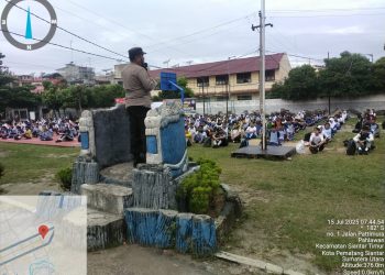 Polsek Siantar Timur memberikan wawasan kebangsaan di kegiatan Masa Perkenalan Lingkungan Sekolah (MPLS) Tahun Ajaran Baru Tahun 2025, di SMA Negeri 4, Jalan Pattimura Pematangsiantar, pada Selasa (16/7/2025) pagi.