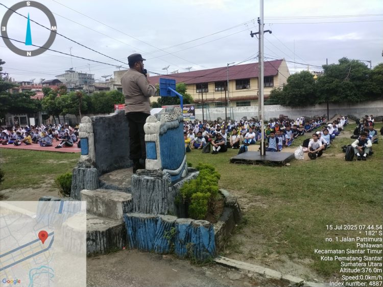 Polsek Siantar Timur memberikan wawasan kebangsaan di kegiatan Masa Perkenalan Lingkungan Sekolah (MPLS) Tahun Ajaran Baru Tahun 2025, di SMA Negeri 4, Jalan Pattimura Pematangsiantar, pada Selasa (16/7/2025) pagi.
