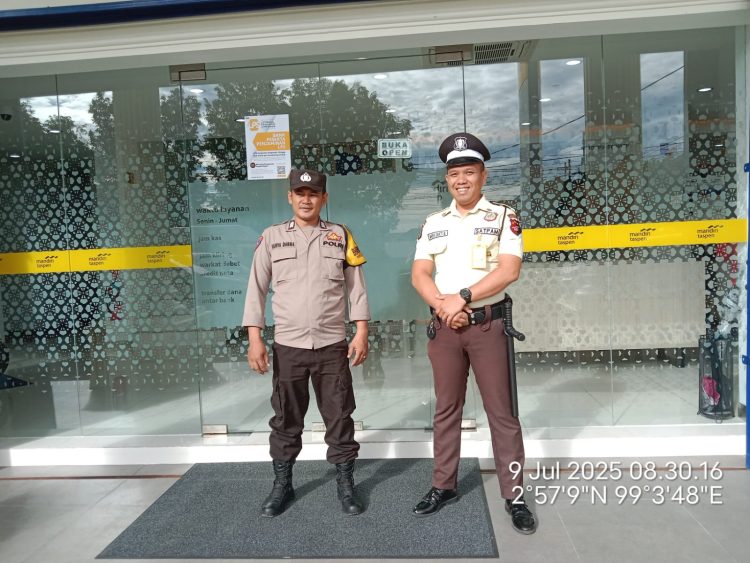 Bhabinkamtibmas Kelurahan Teladan, BRIPKA Irwan Surya Darma melaksanakan sambang ke lokasi objek vital seperti Bank Mandiri Taspen, di Jalan Sudirman Pematangsiantar, pada Rabu (9/7/2025) pagi.