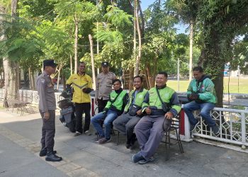 Sat Binmas Polres Pematangsiantar melaksanakan patroli rutin sambang kamtibmas kepada masyarakat, di Jalan Adam Malik Pematangsiantar, pada Senin (14/7/2025) siang.