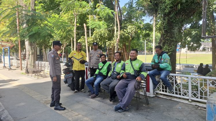 Sat Binmas Polres Pematangsiantar melaksanakan patroli rutin sambang kamtibmas kepada masyarakat, di Jalan Adam Malik Pematangsiantar, pada Senin (14/7/2025) siang.