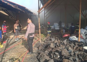 Polseķ Siantar Martoba melakukan olah Tempat Kejadian Perkara (TKP) terjadinya kebakaran, di gudang pembuatan arang, di Jl. Medan Km 06 Bombongan Pematangsiantar, pada Sabtu (5/7/2025) pagi.
