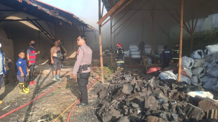 Polseķ Siantar Martoba melakukan olah Tempat Kejadian Perkara (TKP) terjadinya kebakaran, di gudang pembuatan arang, di Jl. Medan Km 06 Bombongan Pematangsiantar, pada Sabtu (5/7/2025) pagi.