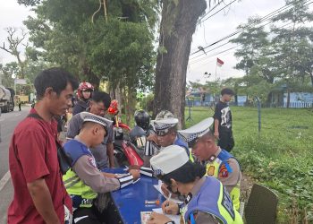 Sat Lantas Polres Pematangsiantar gelar razia dalam rangka Operasi Patuh Toba Tahun 2025, di Jalan Parapat Simpang Dua Kota Pematangsiantar, pada Selasa (15/7/2025) sore.