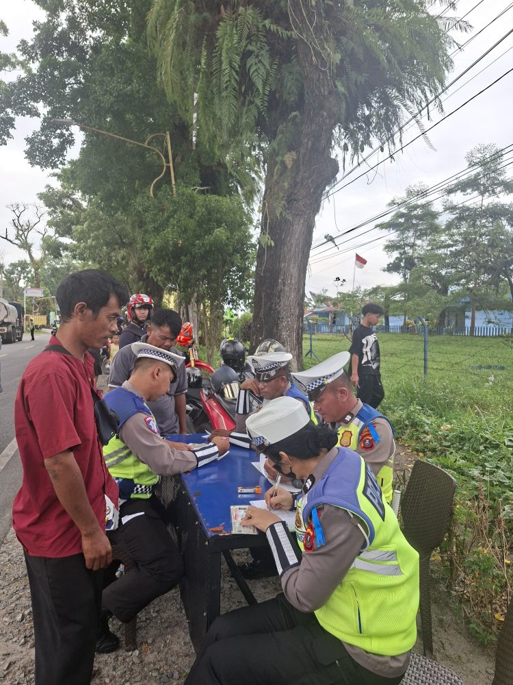 Sat Lantas Polres Pematangsiantar gelar razia dalam rangka Operasi Patuh Toba Tahun 2025, di Jalan Parapat Simpang Dua Kota Pematangsiantar, pada Selasa (15/7/2025) sore.