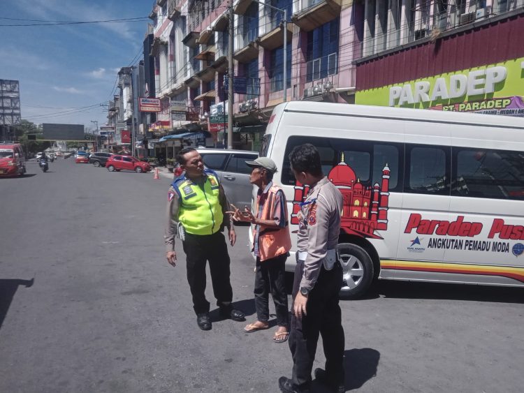 Sat Lantas Polres Pematangsiantar melakukan penyuluhan kepada para Juru Parkir (Jukir), di Jalan Sutomo, pada Sabtu (17/7/2025) sore.