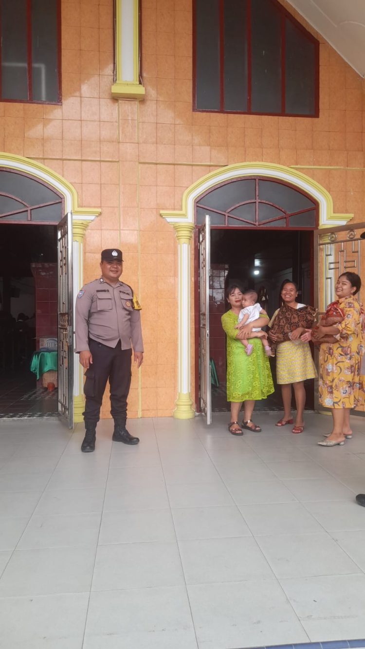 Polsek Siantar Marihat melaksanakan pengamanan patroli minggu kasih dan pengamanan ibadah minggu, di gereja yang ada di wilayah hukum Polsek Siantar Marihat, pada Minggu siang (20/7/2025).