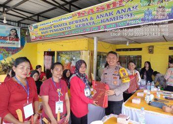Bhabinkamtibmas Kelurahan Kahean, AIPDA H.E. Pane, menghadiri pembukaan pelatihan menjahit, di Lembaga Pelatihan Kerja (LPK) Kasih, Ibu M. Lumban Tobing, Jalan TB. Simatupang Pematangsiantar, pada Kamis (17/7/2025) pagi.