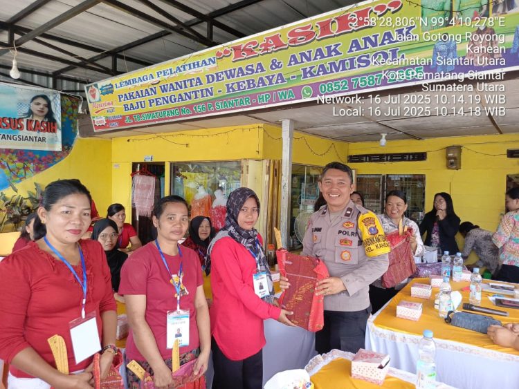 Bhabinkamtibmas Kelurahan Kahean, AIPDA H.E. Pane, menghadiri pembukaan pelatihan menjahit, di Lembaga Pelatihan Kerja (LPK) Kasih, Ibu M. Lumban Tobing, Jalan TB. Simatupang Pematangsiantar, pada Kamis (17/7/2025) pagi.