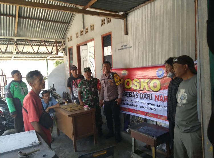Polsek Siantar Selatan melaksanakan sambang, di Posko Kampung Bersih dari Narkoba (KBN) yang terletak di Jalan Gunung Sinabung, pada Selasa (22/7/2025) pagi.