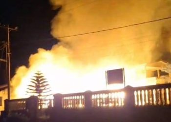 Kobaran api merah menyala menghancurkan dua rumah di Dusun Pardomuan, Nagori Kasindir.